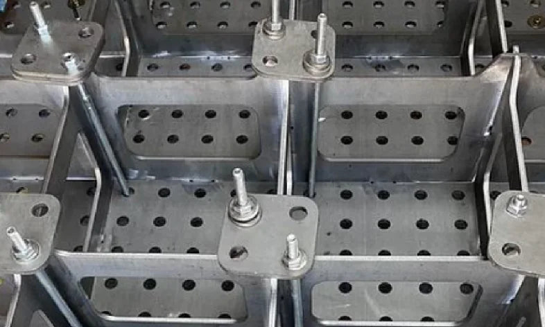 Assembly plates on threaded bar clamping the ribs to the top